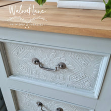 Load image into Gallery viewer, Howard paintable wallpaper - Walnut lane
