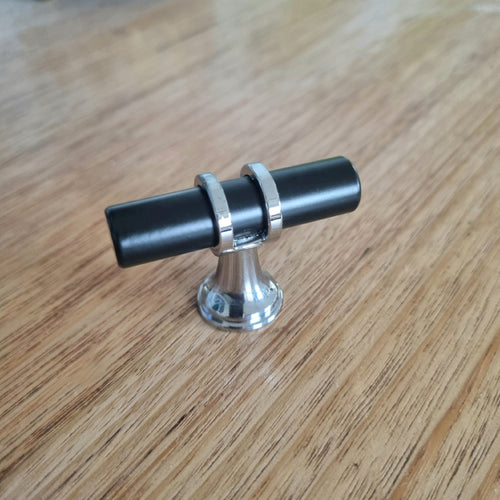Black and silver pull - Walnut lane