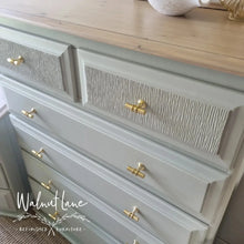 Load image into Gallery viewer, Golden pull - Walnut lane
